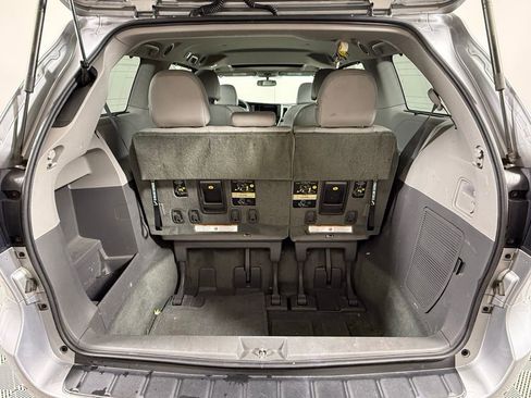 Used 2017 Toyota Sienna XLE image 12