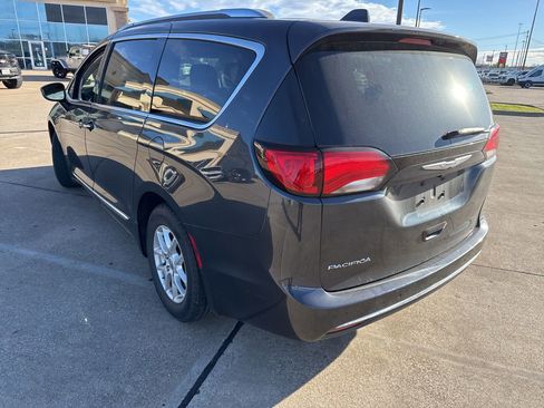 Used 2020 Chrysler Pacifica Touring-L image 7