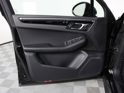 Certified 2025 Porsche Macan image 20