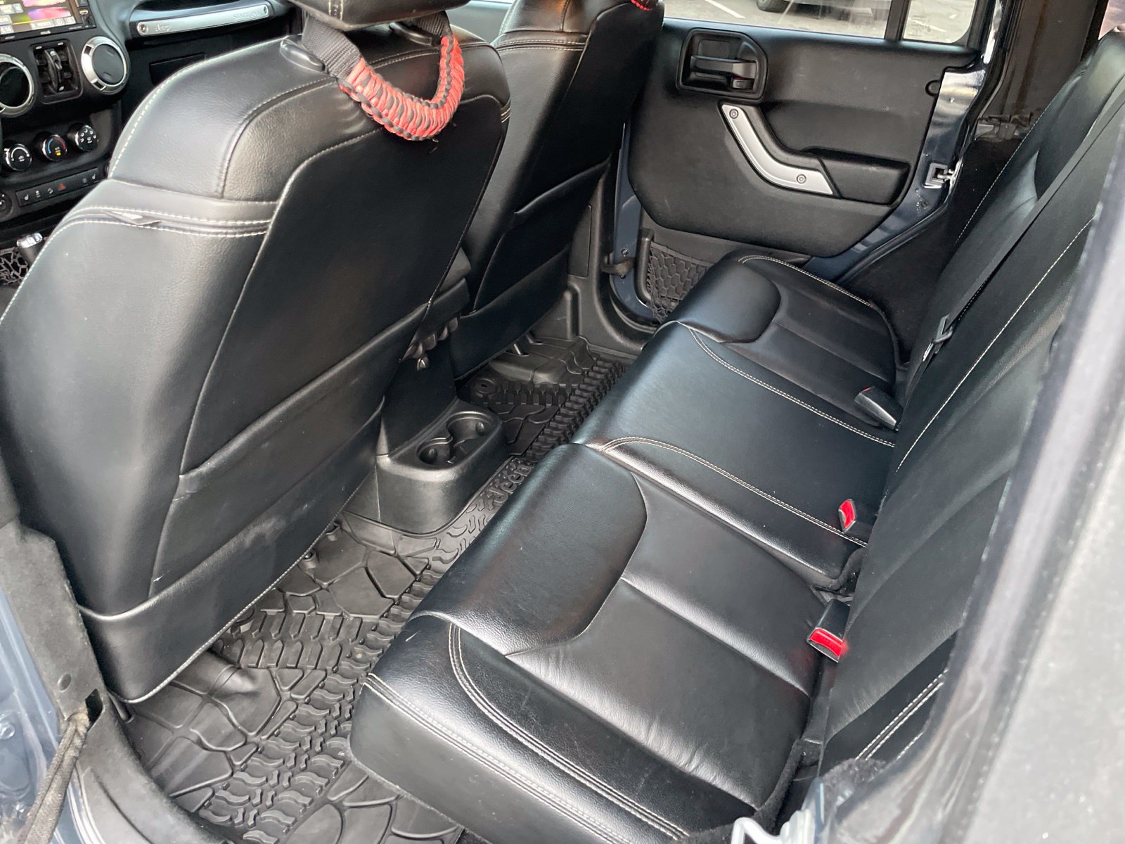 Used 2017 Jeep Wrangler Unlimited Sahara w/ Connectivity Group AWD/4WD image 16