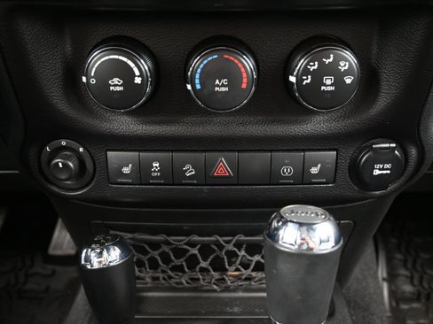 Used 2015 Jeep Wrangler Unlimited Sahara image 31
