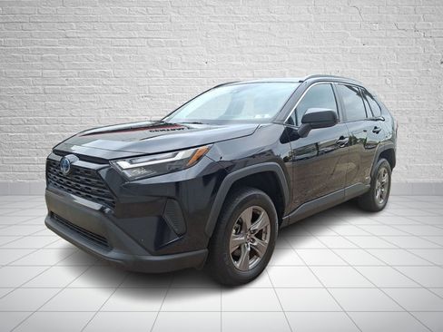 Used 2024 Toyota RAV4 LE AWD/4WD image 3