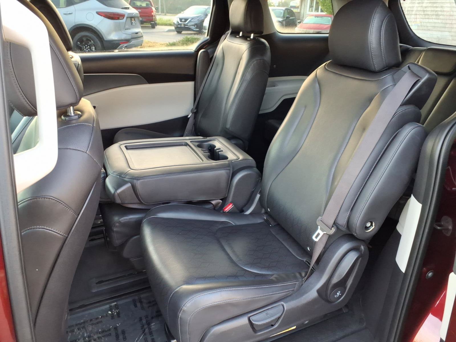 Used 2024 Kia Carnival LX FWD image 6