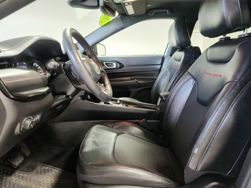 Used 2025 Jeep Compass Trailhawk image 11