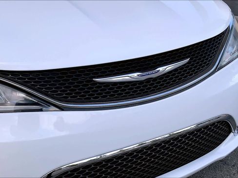 Used 2019 Chrysler Pacifica Limited image 32