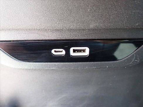 Used 2024 Chrysler Pacifica Touring-L FWD image 11
