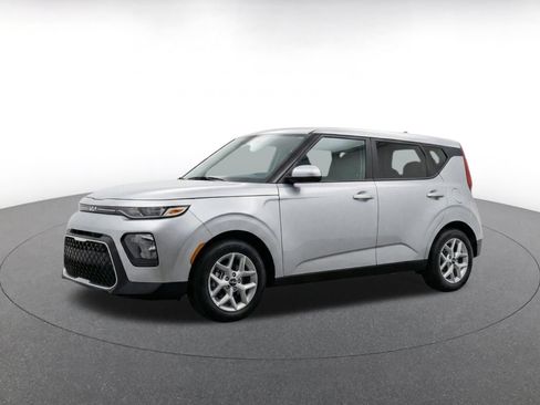 Used 2025 Kia Soul LX w/ LX Technology Package FWD image 3