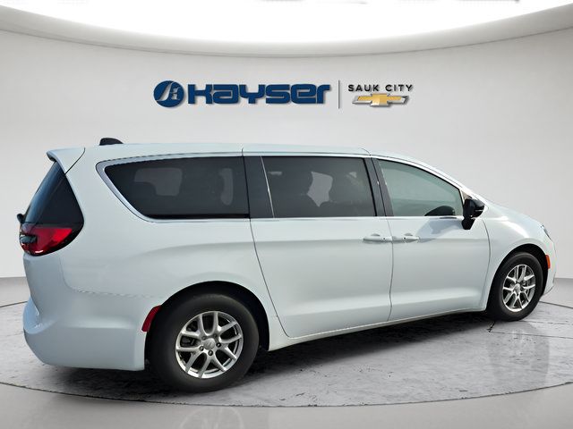 Used 2026 Chrysler Pacifica Select FWD image 11