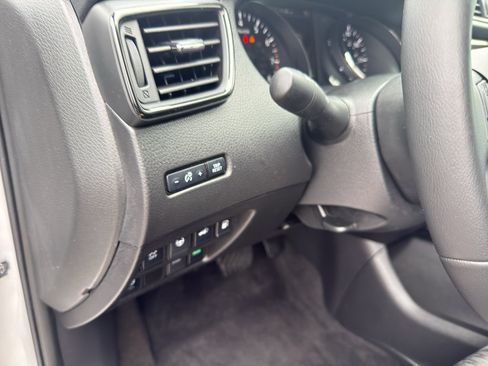 Used 2019 Nissan Rogue SV w/ Premium Package FWD image 14