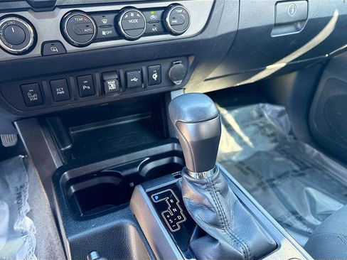 Used 2022 Toyota Tacoma TRD Sport w/ Technology Package image 17