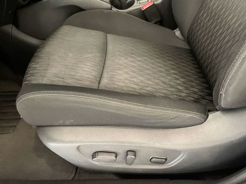 Used 2018 Nissan Rogue SV AWD/4WD image 12