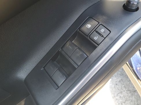 Used 2025 Toyota Highlander XLE FWD image 11