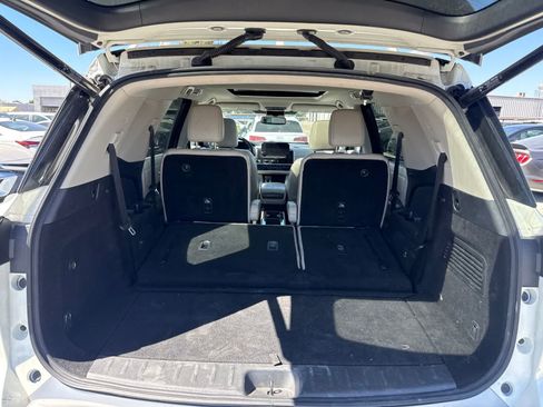 Used 2022 Nissan Pathfinder SL w/ SL Premium Package FWD image 12