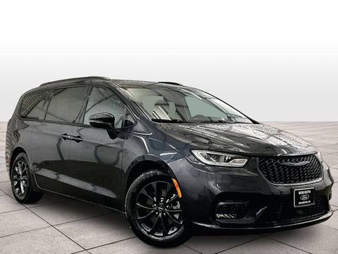 Used 2021 Chrysler Pacifica Touring FWD image 2