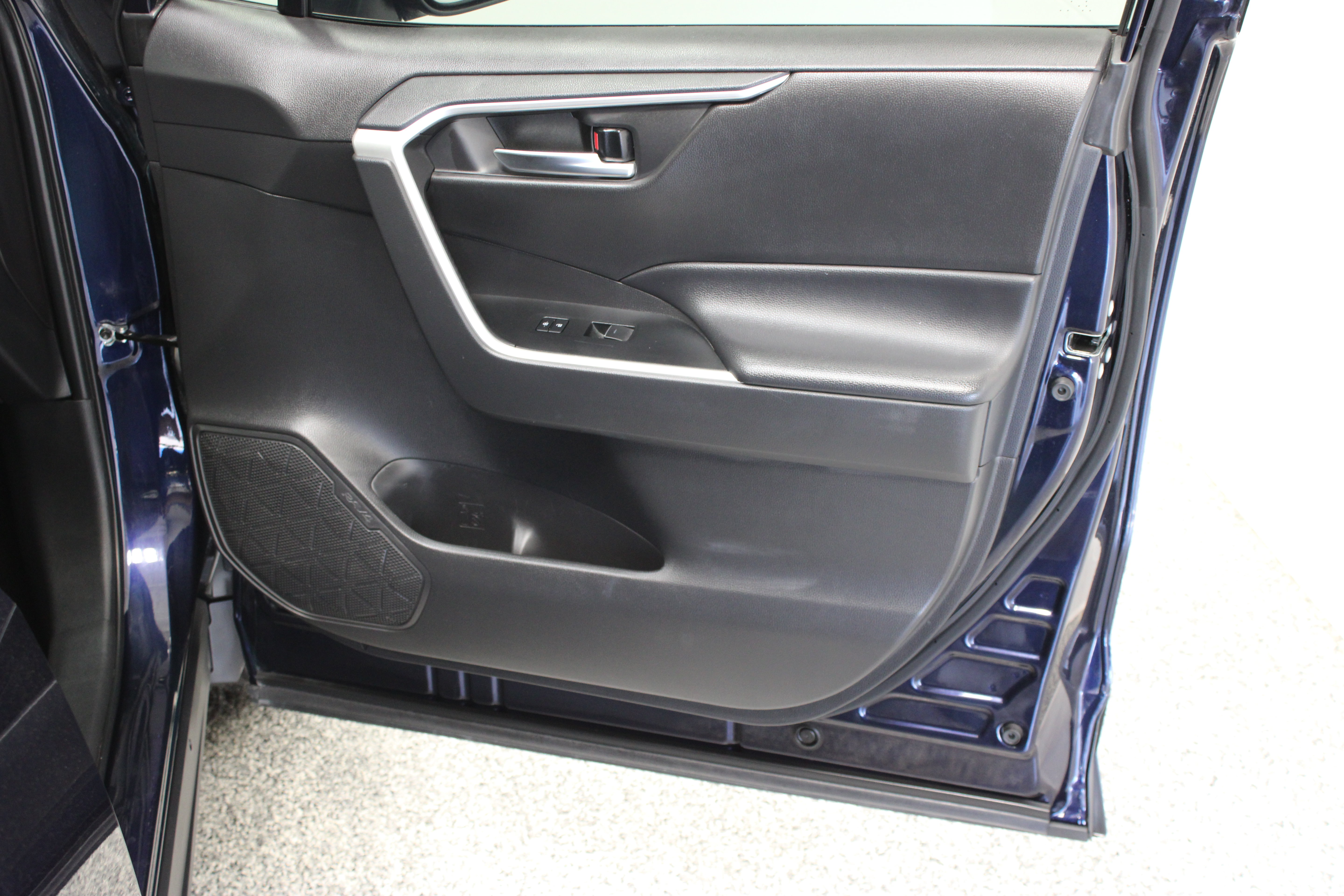 Used 2025 Toyota RAV4 XLE FWD image 34