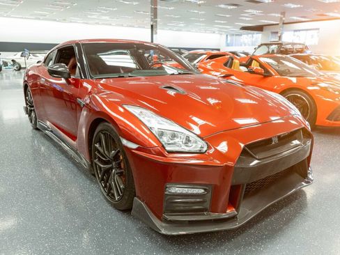 Used 2016 Nissan GT-R Premium image 3