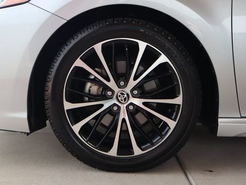 Used 2020 Toyota Camry SE w/ Sunroof Package FWD image 5