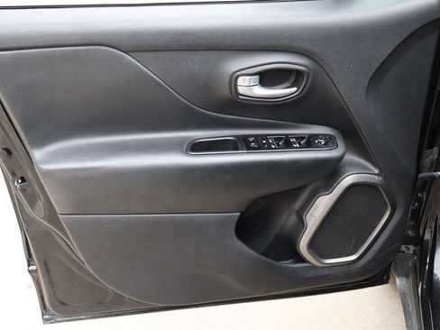 Used 2023 Jeep Renegade Latitude AWD/4WD image 17