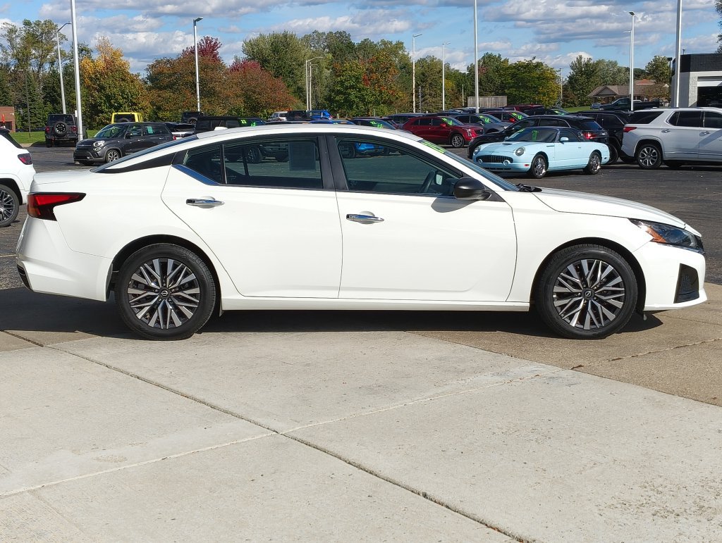 Used 2025 Nissan Altima 2.5 SV FWD image 4