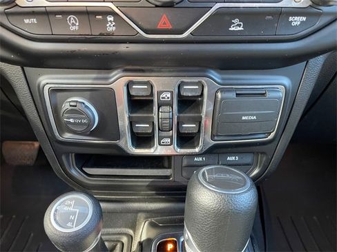 Used 2022 Jeep Gladiator Willys image 21