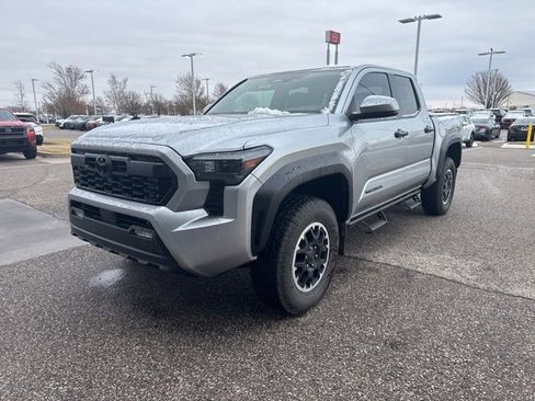 Used 2024 Toyota Tacoma TRD Off-Road image 3