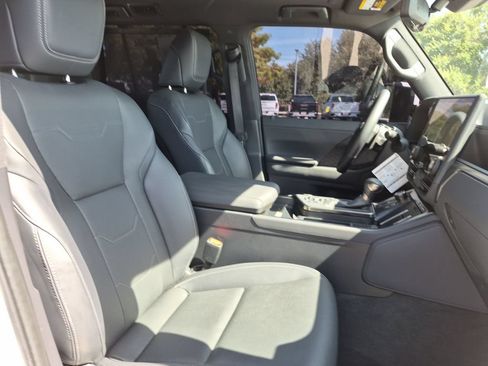 Used 2025 Lexus GX 550 w/ Accessory Package (Z1) AWD/4WD image 40