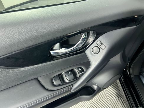 Used 2021 Nissan Rogue Sport SV image 14