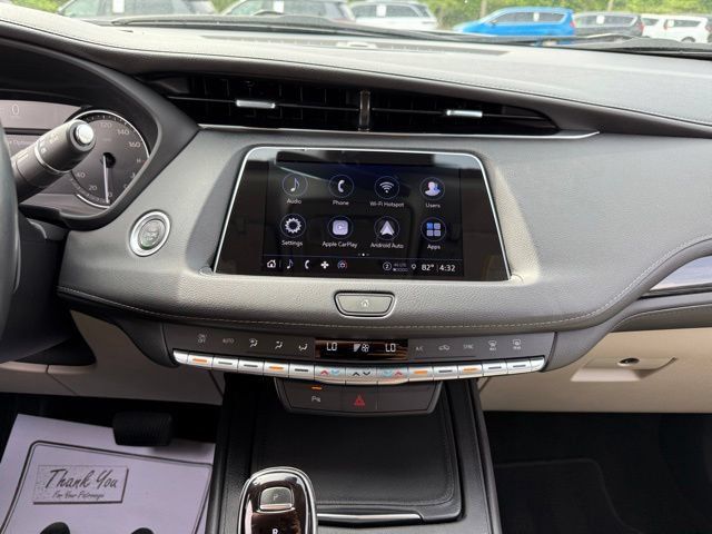 Used 2022 Cadillac XT4 Premium Luxury w/ Safety Alert Package FWD image 17