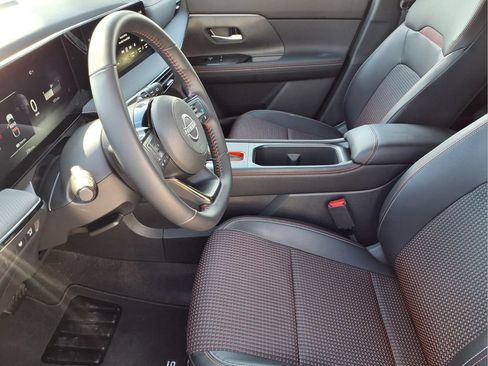 Used 2025 Nissan Kicks SR FWD image 16