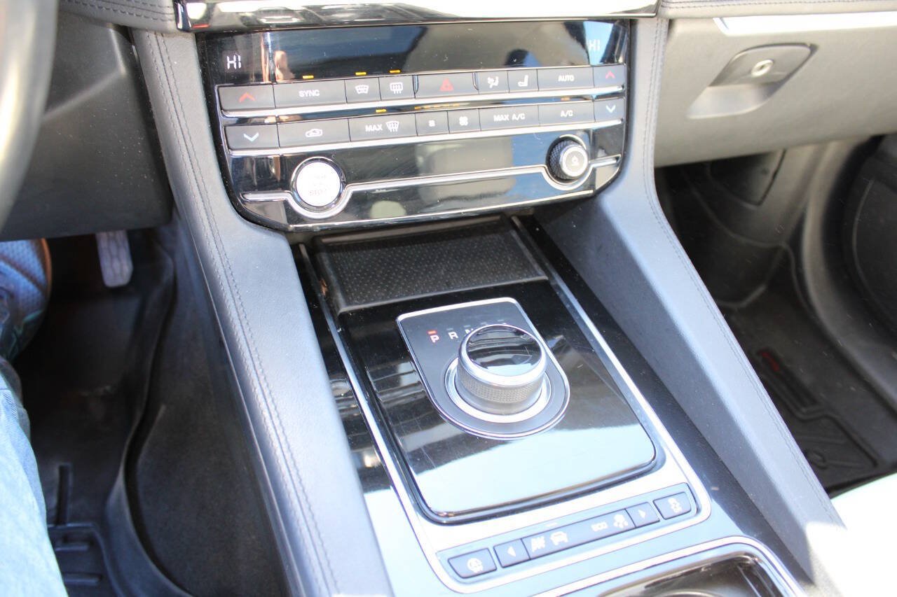 Used 2020 Jaguar F-PACE Prestige AWD/4WD image 17