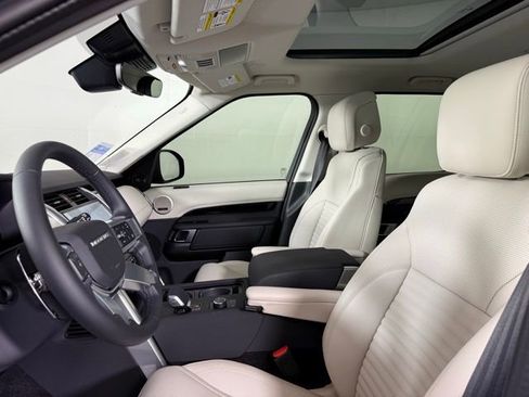Certified 2025 Land Rover Discovery S image 5