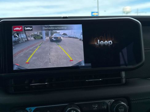 Used 2024 Jeep Gladiator Mojave w/ Technology Group image 25