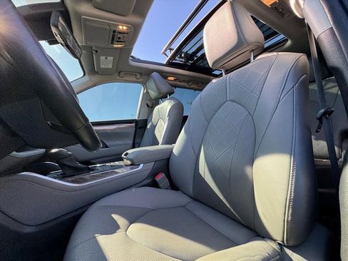 Used 2021 Toyota Highlander Platinum image 17