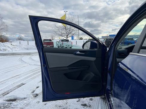 Used 2024 Volkswagen Taos SE image 8