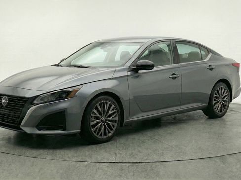 Used 2025 Nissan Altima 2.5 SV image 3