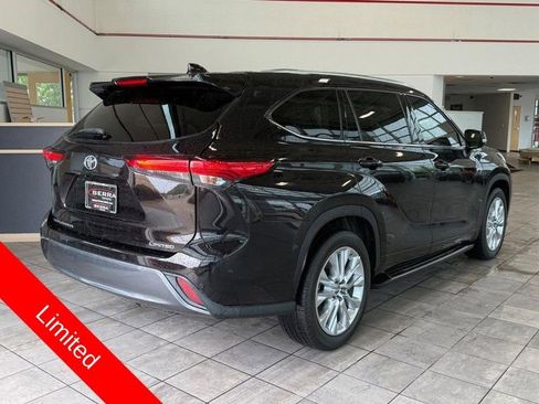 Used 2021 Toyota Highlander Limited FWD image 3