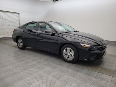 Used 2025 Hyundai Elantra SE image 11
