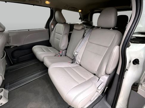 Used 2020 Toyota Sienna XLE Premium FWD image 19