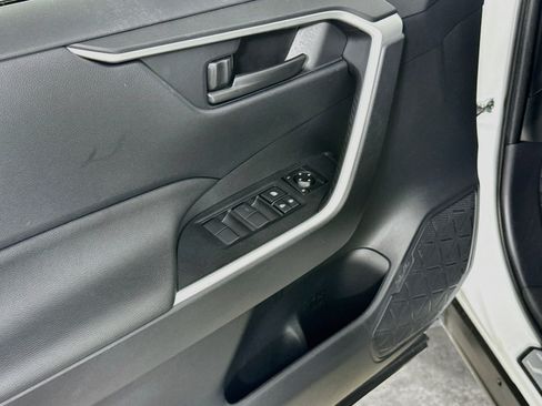 Used 2025 Toyota RAV4 LE AWD/4WD image 18