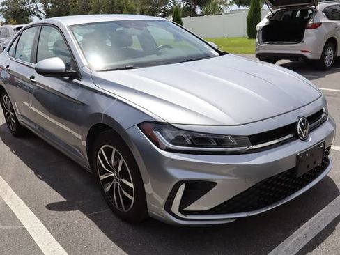 Used 2025 Volkswagen Jetta SE FWD image 1