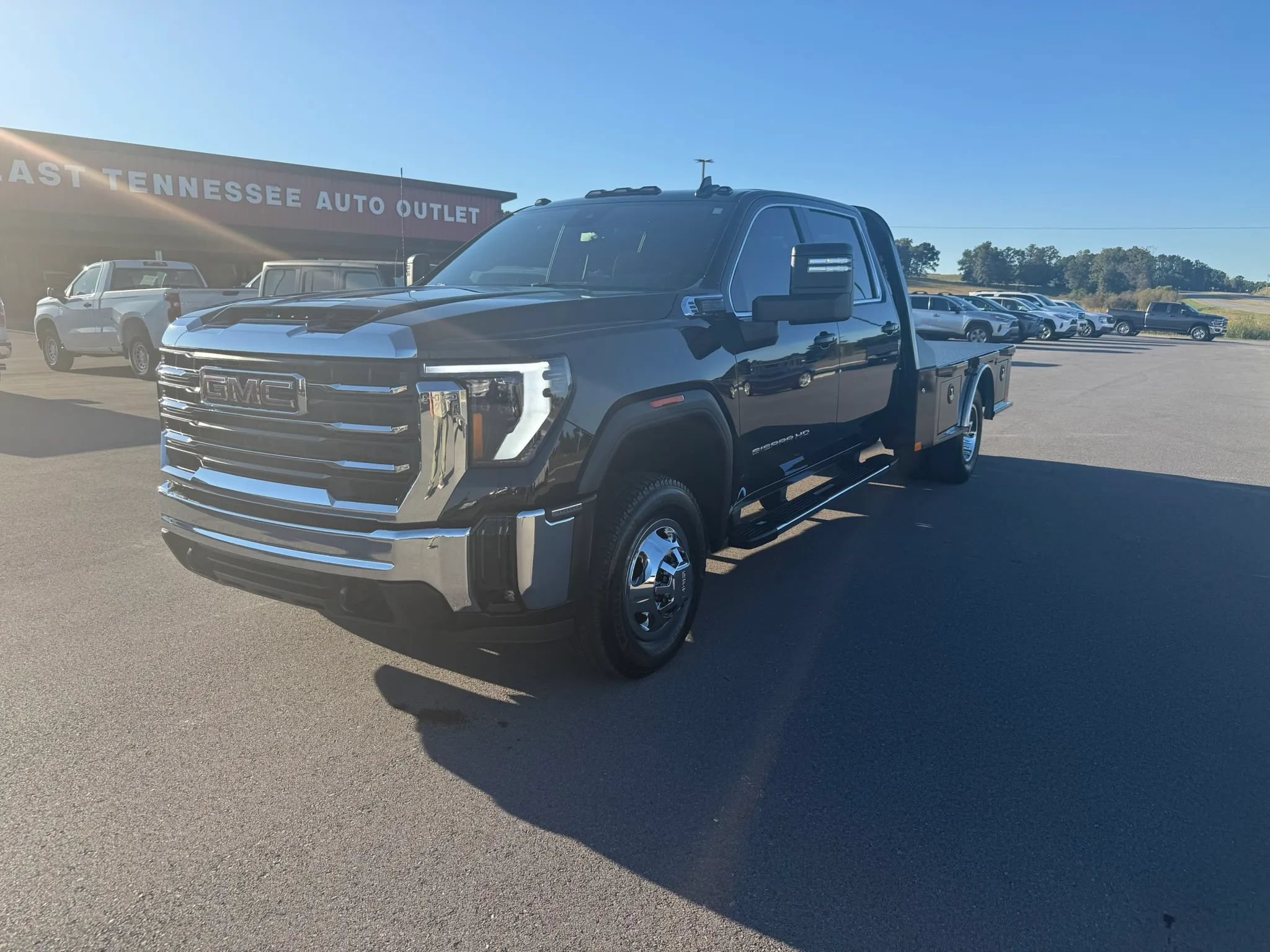 Used 2024 GMC Sierra 3500 SLE w/ SLE Convenience Package AWD/4WD image 2