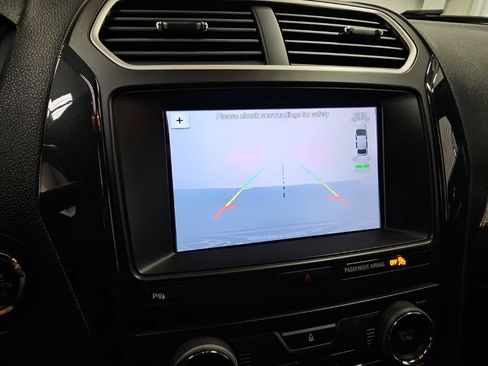 Used 2018 Ford Explorer XLT w/ Equipment Group 202A FWD image 22