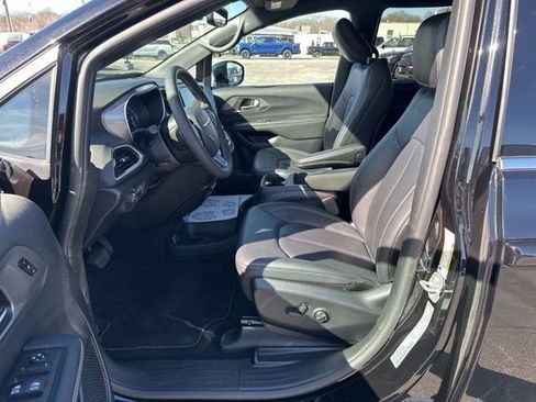 Used 2025 Chrysler Pacifica Select FWD image 14