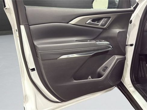 Used 2025 Chevrolet Traverse LT image 24
