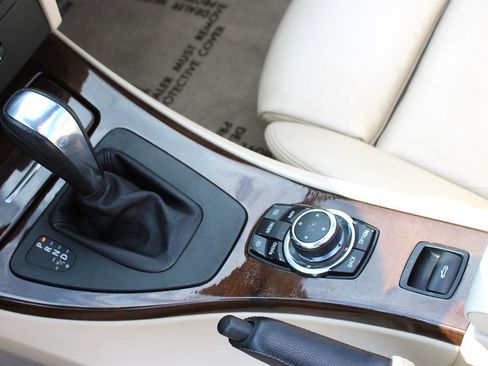 Used 2009 BMW 335i Convertible image 32