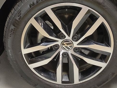 Used 2025 Volkswagen Jetta SE FWD image 31