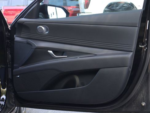 Used 2024 Hyundai Elantra Limited image 29