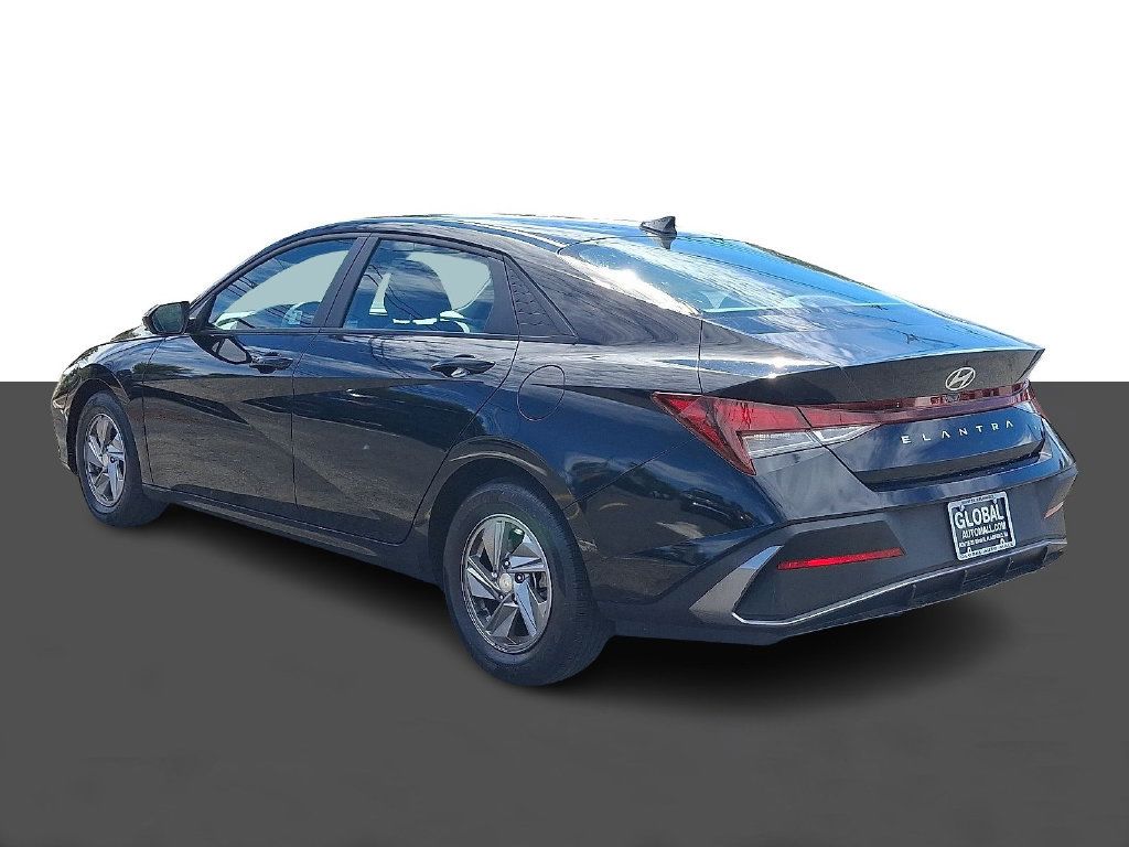Used 2024 Hyundai Elantra SE FWD image 5