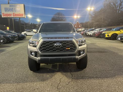Used 2020 Toyota Tacoma TRD Off-Road w/ Technology Package image 3