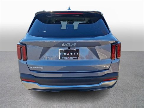 Used 2025 Kia Sorento S image 4
